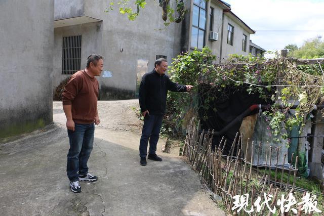 6岁男童坠河命悬一线村民大叔冰河里托举救人